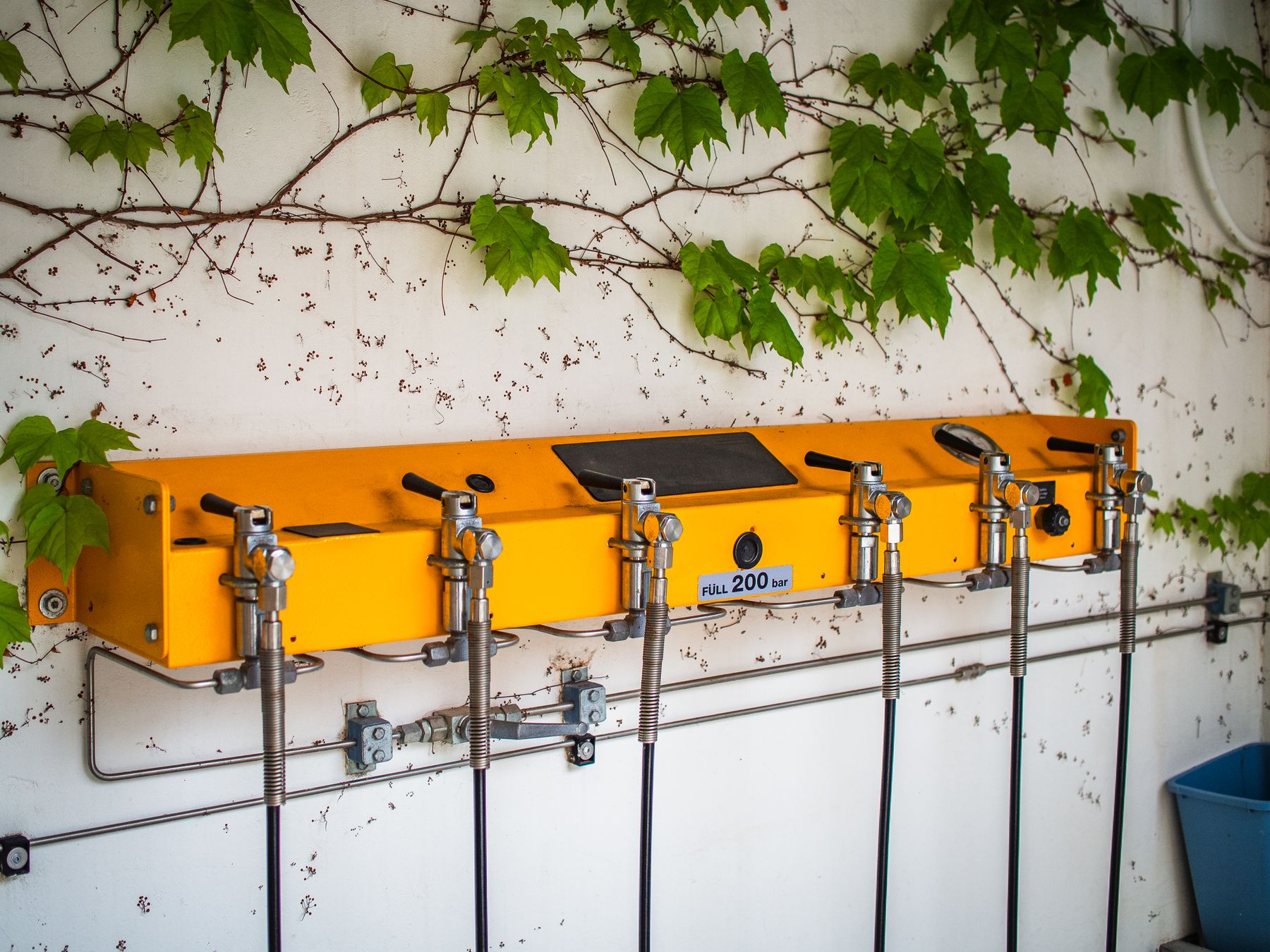 Gas filling panel with cylinders connected
