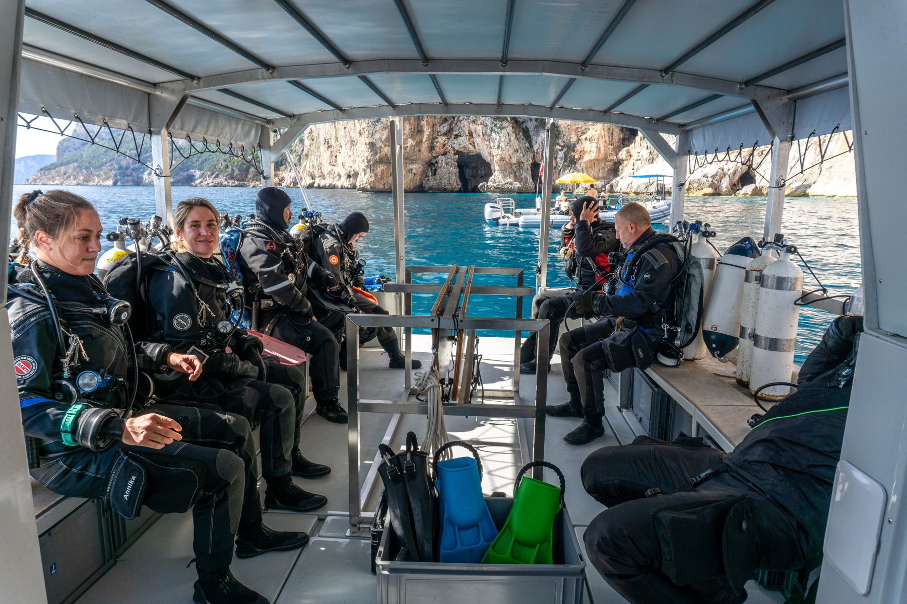 Students on the dive boat heading to the site